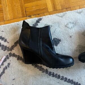 2010s Michel Michael Kors wedged leather heeled bootie perfect condition